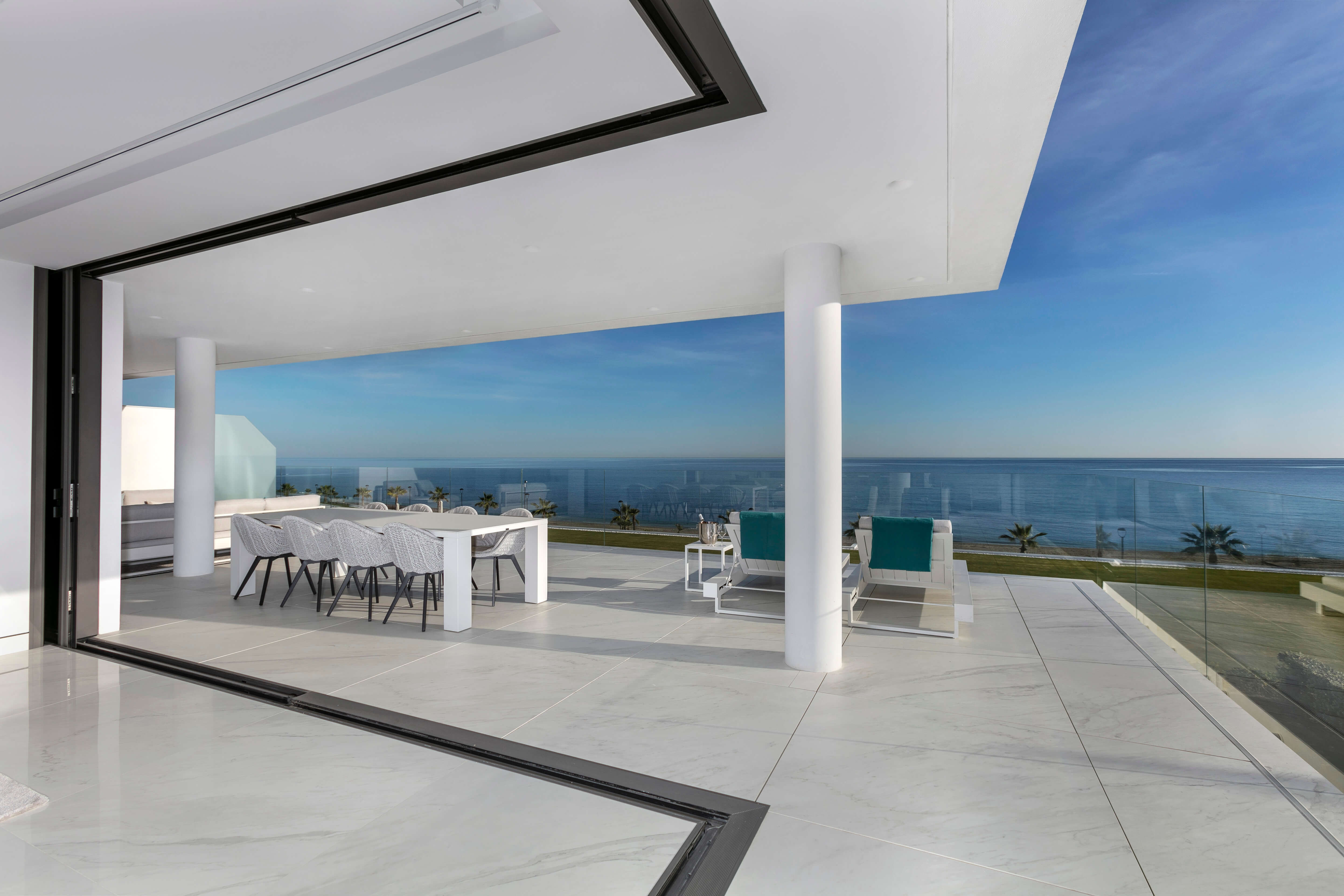 Terras met eettafel en panoramisch zeezicht